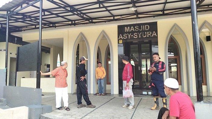 Sejumlah warga di Masjid Asy-Syura di Perumahan Grand Sutera, Desa Leuwimekar, Kecamatan Leuwiliang, Kabupaten Bogor, bersiap mencari sapi yang kabur, Jumat (30/6/2023).
 
