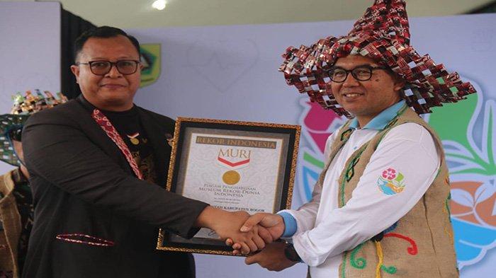 Sekretariat Daerah Kabupaten Bogor menerim piagam MURI