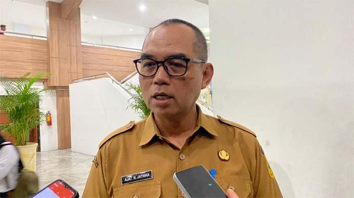 KADES BOGOR VIRAL - Sekretaris Daerah Kabupaten Bogor angkat bicara terkait kades viral Wiwin Komalasari yang tertawakan konsumsi makanan, Senin (24/2/2025). Pemerintah Kabupaten Bogor memberikan teguran terhadap Kepala Desa (Kades) Gunung Menyan, Wiwin Komalasari.