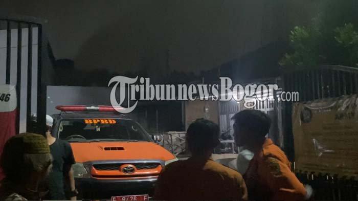 Semburan gas akibat pengeboran sumur di area kontrakan di wilayah Desa Pasirlaja, Kecamatan Sukaraja, Kabupaten Bogor, Rabu (11/10/2023). (Muamarrudin Irfani).