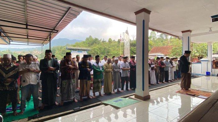 Sholat ghoib di Desa Kiarasari, Kecamatan Sukajaya, Kabupaten Bogor doakan delapan orang korban lubang tambang emas ilegal di Banyumas, Jawa Tengah, Rabu (2/8/2023).