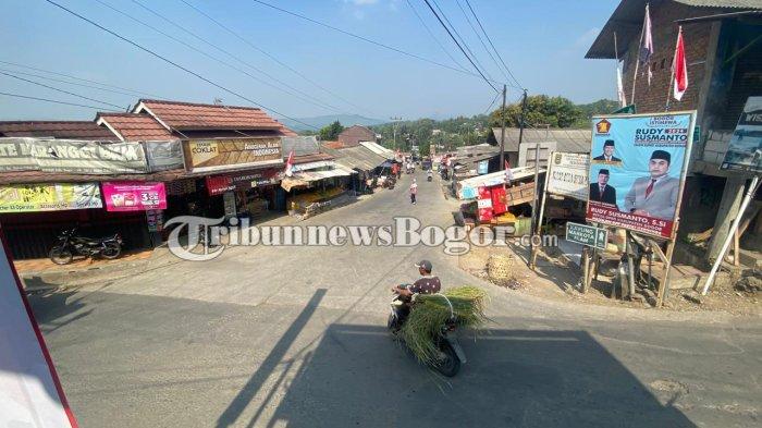 Simpang Pasar Sukamakmur, Desa Sukamakmur, Kecamatan Sukamakmur, Kabupaten Bogor, Selasa (20/8/2024).