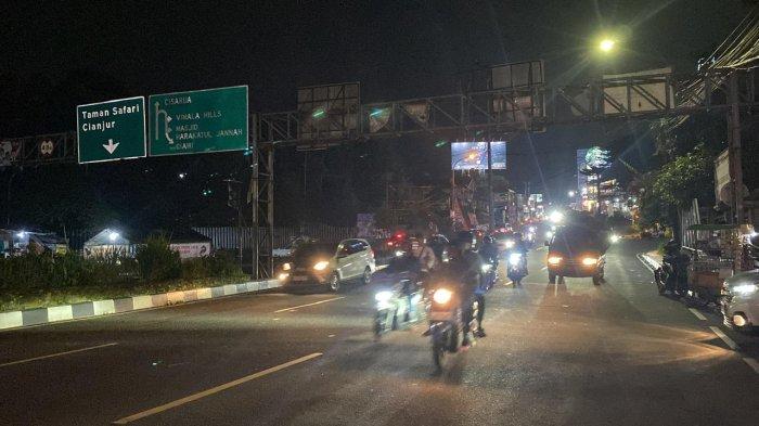 Situasi arus lalu lintas di Simpang Gadog Puncak, Kabupaten Bogor, Senin (16/9/2024) malam