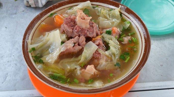 Sop Buntut Mang UU, kuliner sop buntut di Bogor dengan tekstur daging empuk masih berwarna merah segar.