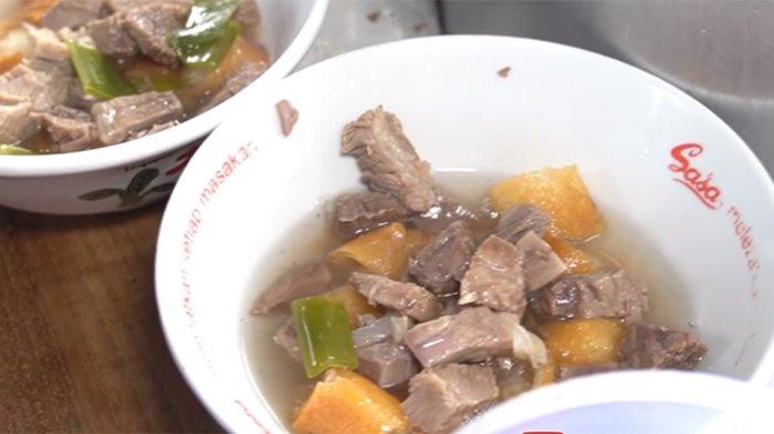 Soto Mang Bonin merupakan kuliner Bogor yang hanya memiliki satu menu soto saja yaitu soto daging dengan kuah kaldu bening.
