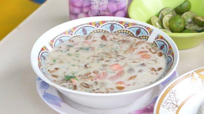 Menikmati Soto Santan  Jembatan Goyang, kuliner Bogor dengan kuah santan yang dipadukan dengan daging pilihan.