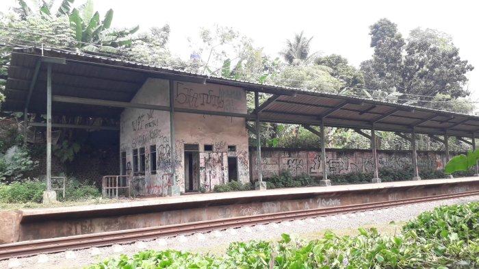 Stasiun Kereta Api terbengkalai di Gunungputri, Kabupaten Bogor.