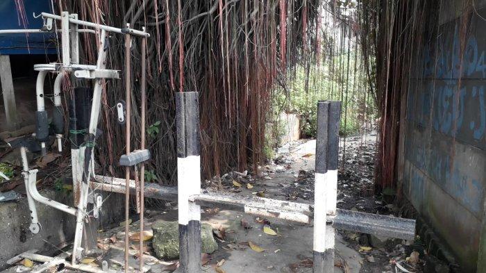 Akses menuju Stasiun Kereta Api terbengkalai di Gunungputri, Kabupaten Bogor.
