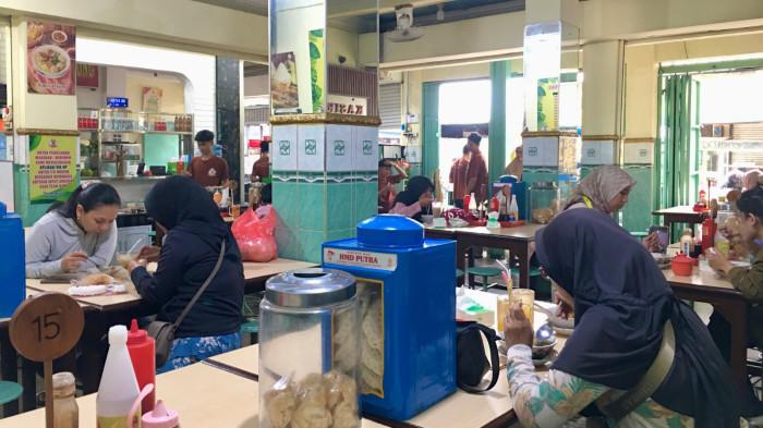 KULINER BOGOR - Suasana Bakso Sederhana Cibinong yang ramai dikunjungi oleh pelanggan untuk menikmati kuliner ini. Tempat yang disediakan nyaman dan juga luas sangat cocok untuk kuliner bersama keluarga.