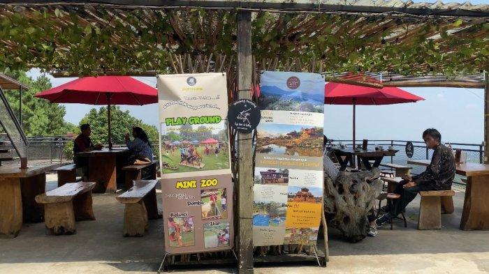 TEMPAT WISATA BOGOR - Kopi Koneng menjadi tempat wisata baru karena banyak hal yang bisa kamu lakukan, terutama buat anak-anak. Di sini ada mini zoo dengan beragam hewan lucu dan spot bermain anak.