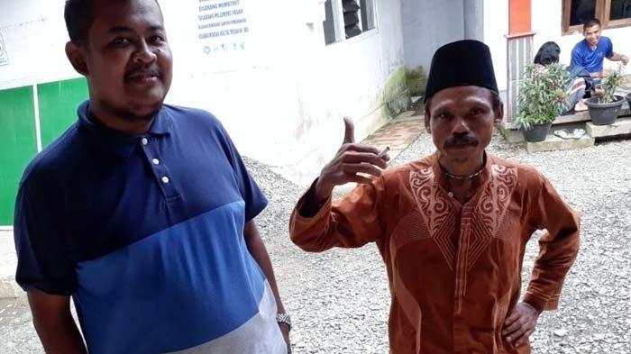 Momen Sumanto bersama dengan pendampingnya, Singgih di Yayasan Annur panti rehabilitasi dan klinik jiwa milik H Supono Mustajab, Desa Bungkanel, Kecamatan Karanganyar, Purbalingga, Jawa Tengah