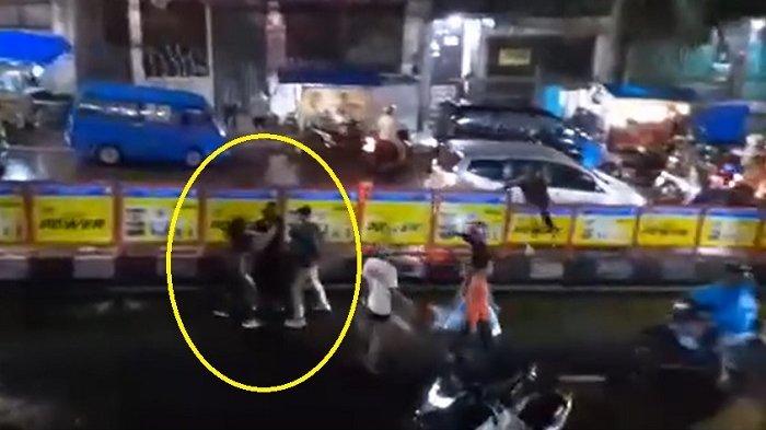 Supporter Persib Bandung merusuh di turunan Mal BTM Kota Bogor pasca pertandingan Persib versus Persija atau pada Senin (23/9/2024) malam.