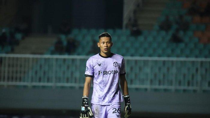 Penjaga gawang Persikabo 1973, Syahrul Trisna Fadillah saat beraksi di Stadion Pakansari, Cibinong, Kabupaten Bogor.