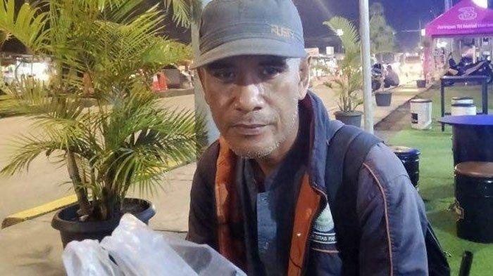 UANG MUDIK RAIB - Syamsudin, buruh asal Kabupaten Karawang, menceritakan uang untuk mudiknya yang raib saat dalam perjalanan, Sabtu (22/3/2025). Beruntung ia ditolong oleh polisi yang menitipkannya kepada pengendara lain.