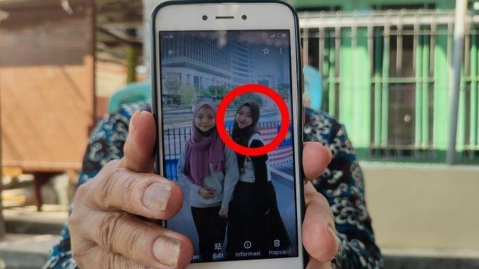 Ibu Nila Daniati, Tiyem (55), menunjukkan foto anaknya yang meninggal ditusuk di Malaysia saat di rumah duka di Desa Rambatan Wetan, Kecamatan Sindang, Kabupaten Indramayu, Jumat (18/8/2023).