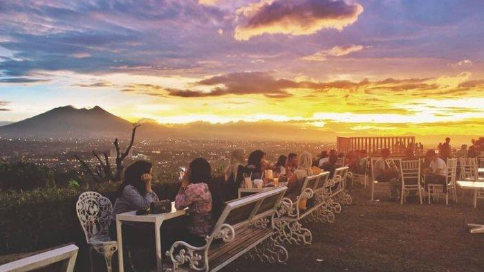 Taman Fathan Hambalang merupakan tempat wisata di Bogor yang menawarkan pemandangan kota dari atas.