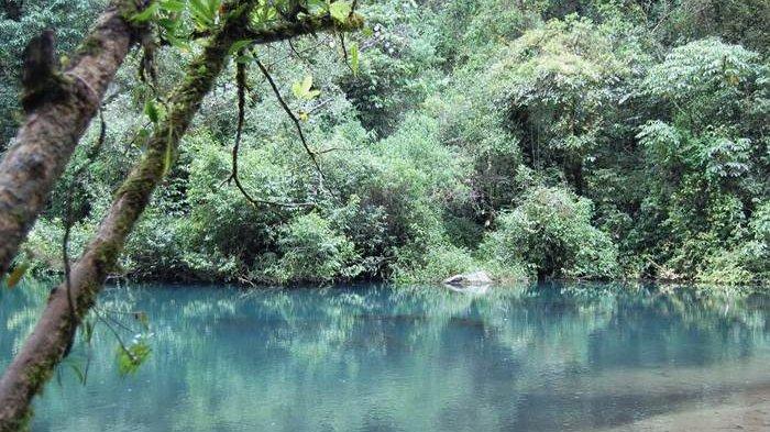 Rekomendasi pertama tempat wisata alam di Cianjur adalah Telaga Biru, air yang jernih dan suasana yang tenang tentu akan membantumu merasa rileks.