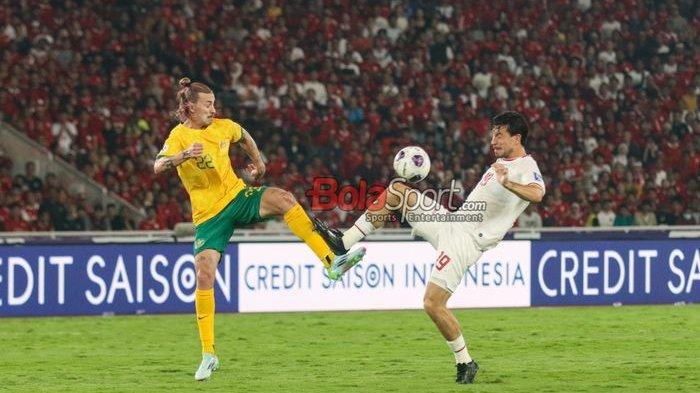Thom Haye (kanan) sedang berebut bola dengan Jackson Irvine (kiri) dalam laga babak ketiga Kualifikasi Piala Dunia 2026 antara timnas Indonesia versus timnas Australia di Stadion Utama Gelora Bung Karno, Senayan, Jakarta, Selasa (10/9/2024).