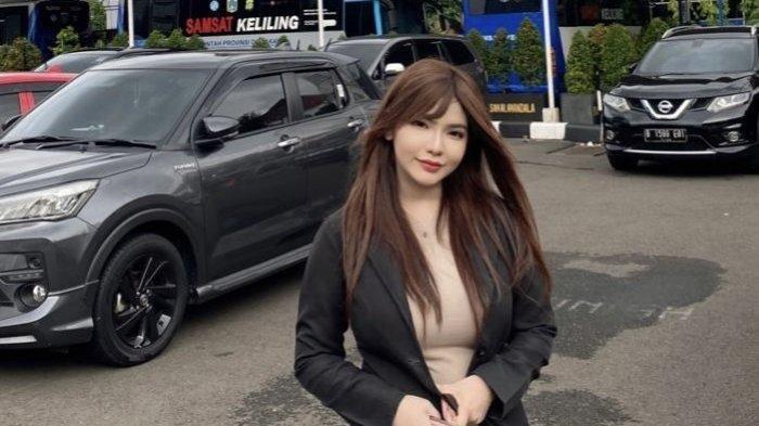 Tiara Aurellie didampingi pengacaranya usai membuat laporan polisi atas dugaan penipuan dan pelanggaran UU ITE di Polda Metro Jaya, Rabu (12/6/2024).