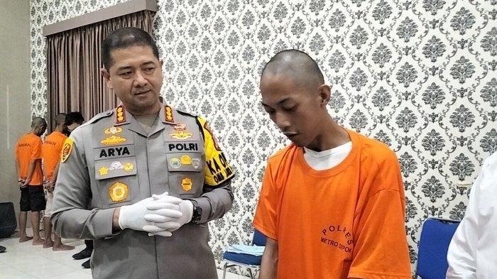 Polisi mengamankan Ahmad Addril Hidayah pelaku pembobolan sistem pembayaran top up KAI di Depok, Senin (4/3/2024). (TribunnewsDepok.com/M. Rifqi Ibnumasy)