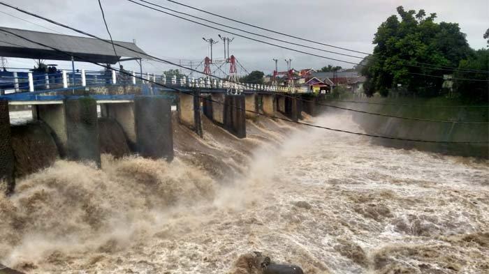 Tinggi Muka Air (TMA) Bendungan Katulampa, Kota Bogor, sempat menyentuh angka 220 cm atau Siaga 1 pada Minggu (2/3/2025).
