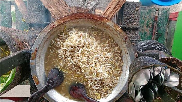 Toge Goreng Pak Abung, dimasak menggunakan kayu bakar, Kecamatan Cijeruk, Kabupaten Bogor.