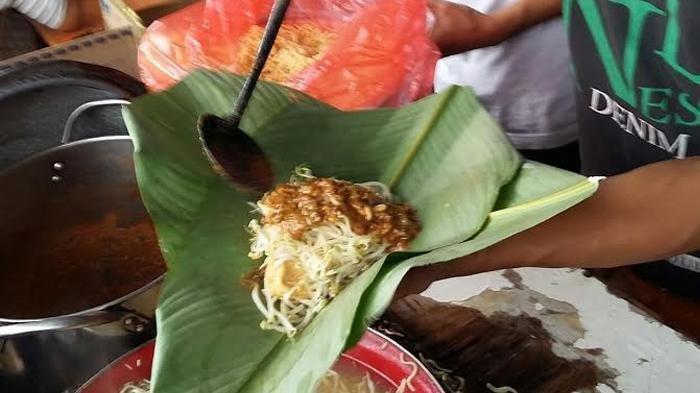 Toge Goreng Pak Iwon, rekomendasi kuliner Bogor yang wajib dicoba karena punya bumbu yang khas dan berbeda dari lainnya.