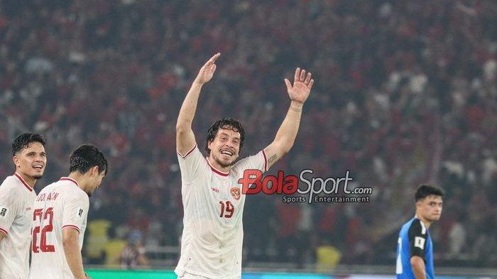 Thom Haye sedang melakukan selebrasi seusai mencetak gol dalam laga keenam babak penyisihan grup F Kualifikasi Piala Dunia 2026 antara timnas Indonesia versus timnas Filipina di Stadion Utama Gelora Bung Karno, Senayan, Jakarta, Selasa (11/6/2024).