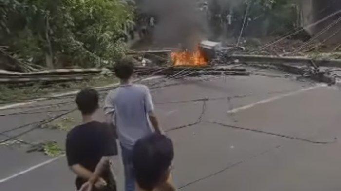 Truk Tronton Alami Kecelakaan Hingga Tabrak Gardu Listrik di Kecamatan Leuwisadeng, Kabupaten Bogor, Minggu (7/1/2024).