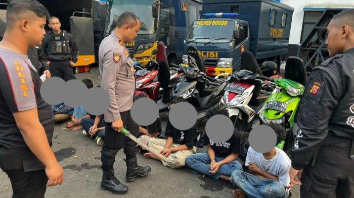Tujuh pemuda gengster diamankan petugas patroli Satsamapta Polres Bogor di wilayah Kandangroda, Kelurahan Nanggewer, Kecamatan Cibinong, Kabupaten Bogor, Minggu (30/7/2023).
 