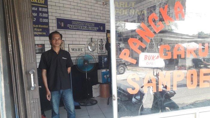 Tukang cukur kena dampak mati listrik imbas adanya pencurian komponen kabel gardu listrik PLN di Kampung Babakan, Desa Tarikolot, Kecamatan Citeureup, Kabupaten Bogor.