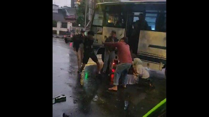 Video keributan antara pengamen serta sopir bus didepan Pintu 1 KRB kemarin, Minggu (31/12/2023).
 