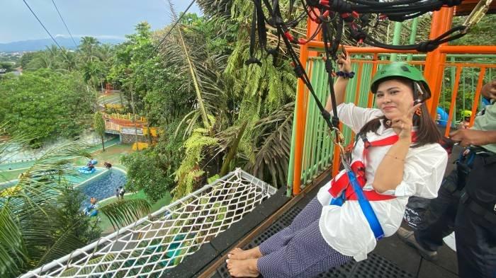 
LIBURAN DI THE JUNGLE WARTERPARK - Wahana flying fox di The Jungle Waterpark memberikan sensasi baru selain berenang dan main air. 