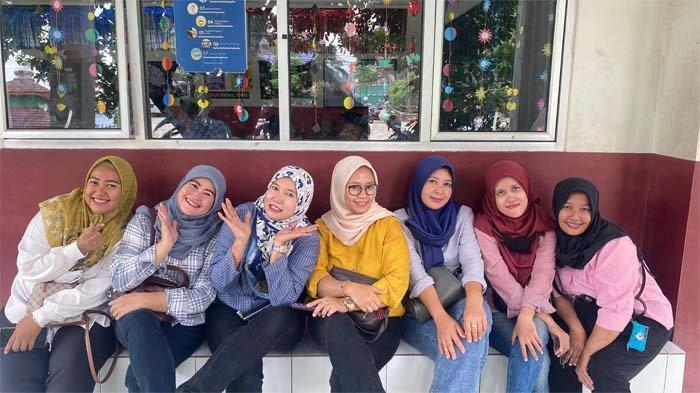 Wali murid saat menunggu anaknya belajar di SDN Pajeleran 01, Kelurahan Sukahati, Kecamatan Cibinong, Kabupaten Bogor, Rabu (8/1/2025).