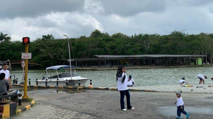 Bogor juga ternyata punya pantai lho, walaupun ini hanya pantai buatan tapi jangan khawatir karena tempat wisata ini punya fasilitas yang baik.