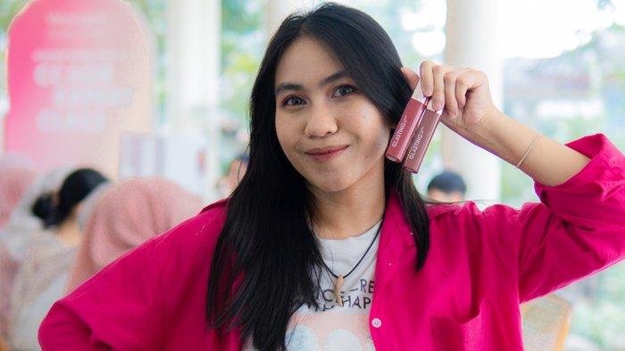 Simak tips dan trik menggunakan teknik ombre lipstik agar bibir terlihat segar dan sehat. Anda bisa memadukan Wardah Glasting dan Matte Lip Cream.