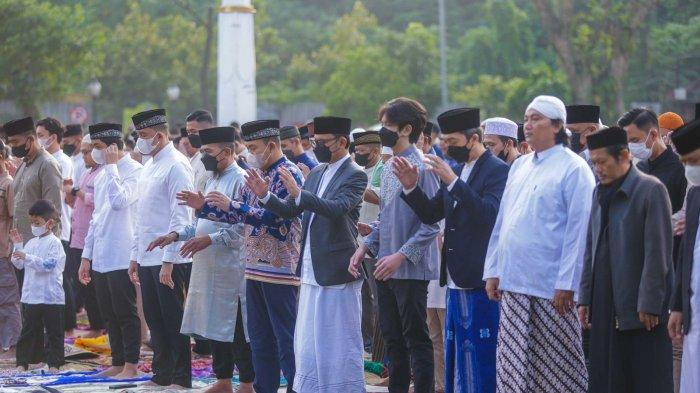 ILUSTRASI SHALAT ID - Dalam foto: Wali Kota Bogor, Bima Arya dan Wakilnya, Dedie A. Rachim bersama pimpinan Forkopimda dan warga Kota Bogor melaksanakan Salat Idul Fitri di Lapangan Sempur, Senin (2/5/2022) pagi. Simak selengkapnya rincian lengkap daftar tanggal merah hari libur nasional dan cuti bersama Idul Fitri 2025.