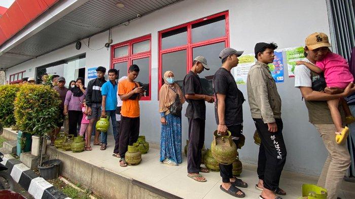 Warga mengantre gas LPG 3 Kilogram di Agen Gas SPBU Cilendek, Kecamatan Bogor Barat, Kota Bogor, Senin (2/2/2025).