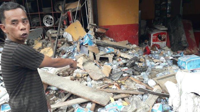 Warga menunjukan lokasi gerobak bakso yang kini hilang karena hancur dalam kecelakaan beruntun di Jalan Raya Puncak, Cisarua, Kabupaten Bogor, Selasa (23/1/2024).