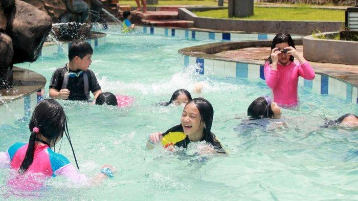 Waterpark Cibaliung Happy Land menjadi tempat yang cocok bagi anak untuk bermain air.