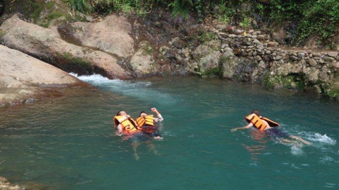 Wisata alam Telaga Biru atau Leuwi Orok yang berada di Kawasan Gunung Salak Endah (GSE), Blok Cawene, Desa Gunung Sari, Kecamatan Pamijahan, Kabupaten Bogor, Sabtu (20/5/2023).