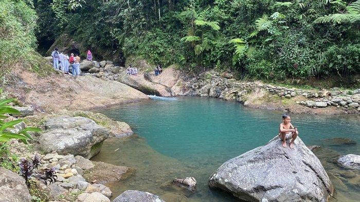 Wisatawan berenang di Telaga Biru Cawene, Desa Gunungsari, Kecamatan Pamijahan, Kabupaten Bogor, Jawa Barat, Jumat (9/8/2024).