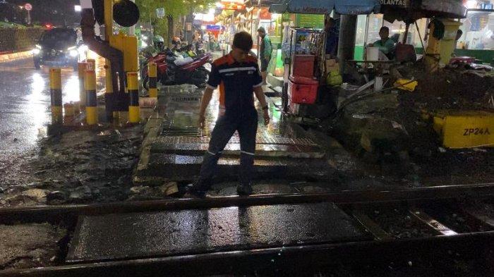 Lokasi seorang wisatawan terjepit rel kereta di pintu perlintasan antara Stasiun Bogor dengan Stasiun Paledang antara Jalan Kapten Muslihat, Kecamatan Bogor Tengah, Kota Bogor, Minggu (13/7/2025).