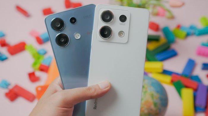 Bagian belakang Xiaomi Redmi Note 13 4G varian warna Ice Blue (kiri) dan Xiaomi Redmi Note 13 5G versi Arctic White.
