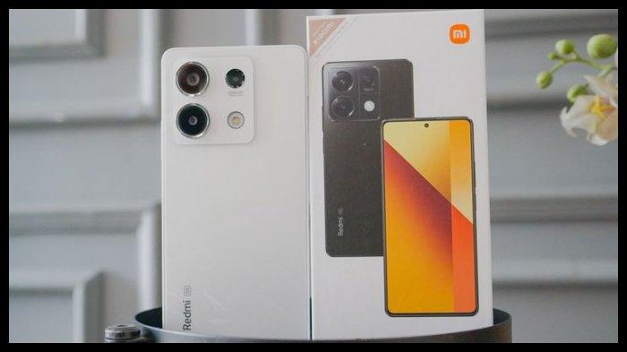 Xiaomi Redmi Note 13 5G varian warna Arctic White dan kotak kemasannya.