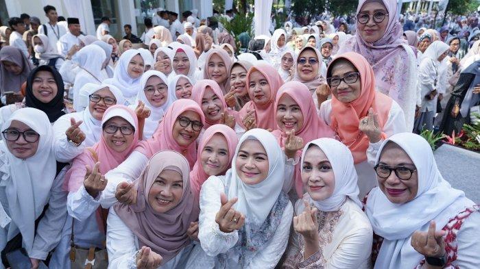 Yane Ardian dan Yantie Rachim, istri Wali Kota dan Wakil Wali Kota Bogor, berpose bersama disela-sela acara halal bihalal bersama ASN Pemkot Bogor, Selasa (16/4/2024).
