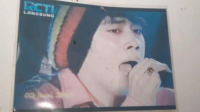 Alpha Syah, jebolan X Factor yang usaha sampingannya jualan baju di pasar. Nasibnya kini misterius karena Alpha mendadak menghilang bak ditelan bumi