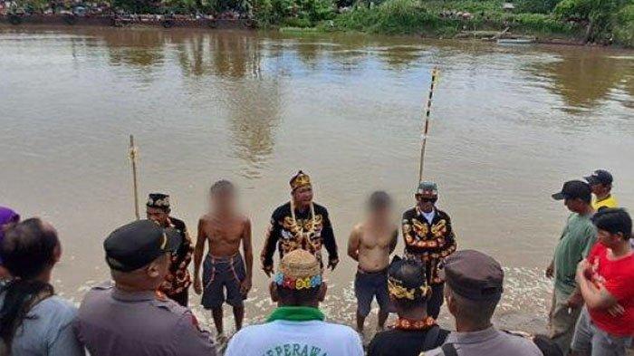 Viral momen dua pria jalani ritual adat suku dayak untuk mengungkap kematian tak wajar seorang wanita. Warga histeris rekam detik-detik ritualnya.