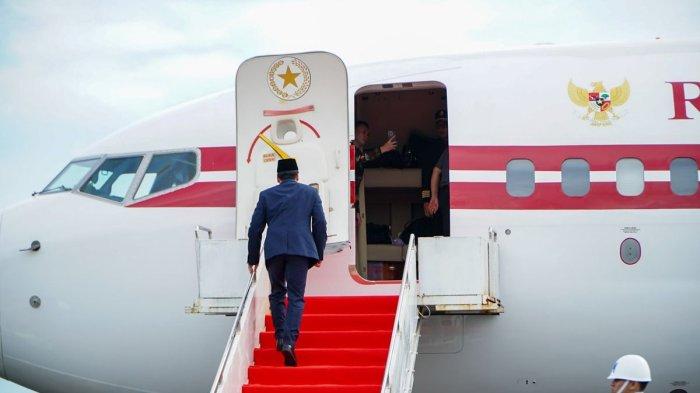 Dalam foto: Agung Surahman, asisten pribadi Presiden Prabowo menaiki pesawat kepresidenan di Bandara Fatmawati, Bengkulu, Minggu (6/4/2025).