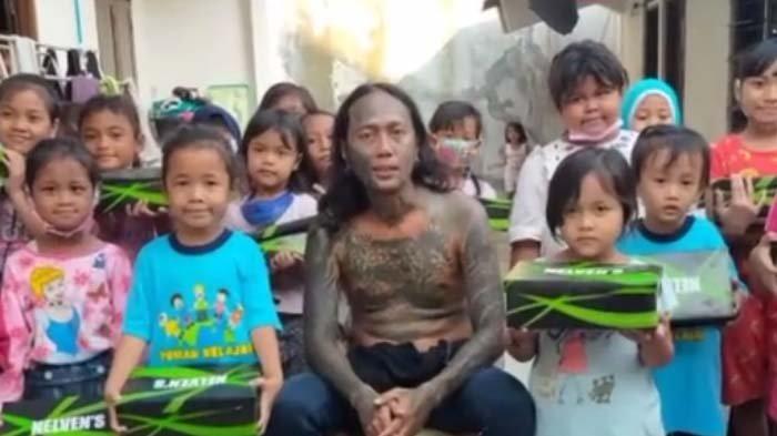 AGUS PENDETA BERTATO: Tangkapan layar momen Agus Sutino pendeta bertato diwawancarai di acara Hitam Putih, Senin (10/2/2025). Inilah profil dan sosok Agus Sutino, pendeta bertato yang belakangan viral lantaran menyekolahkan 200 anak jalanan dan membantu PSK serta waria.